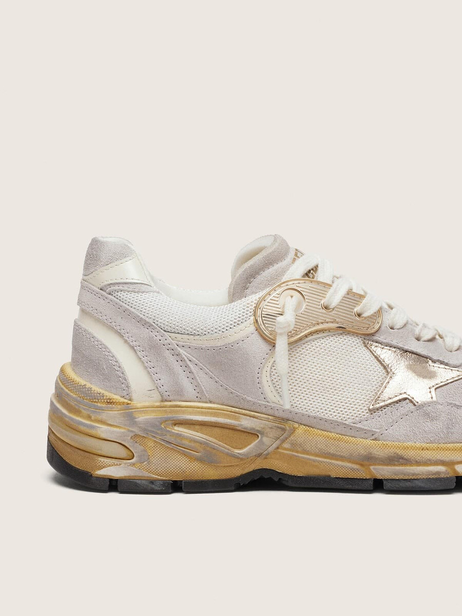 herren-dad-star aus mesh und weißem wildleder mit goldfoliengeprägtem lederstern