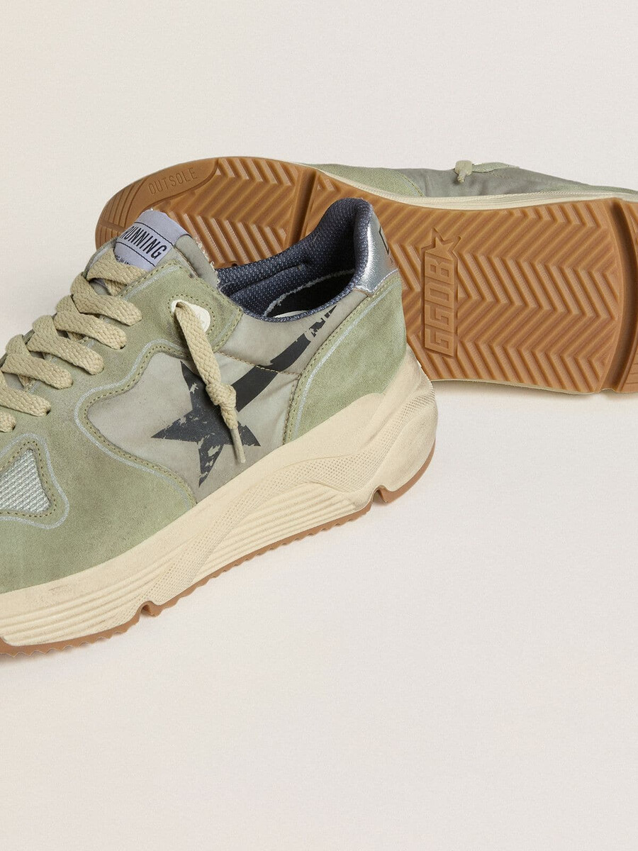 laufschuh für herren aus salbeigrünem nylon und wildleder mit aufgedrucktem schwarzen stern