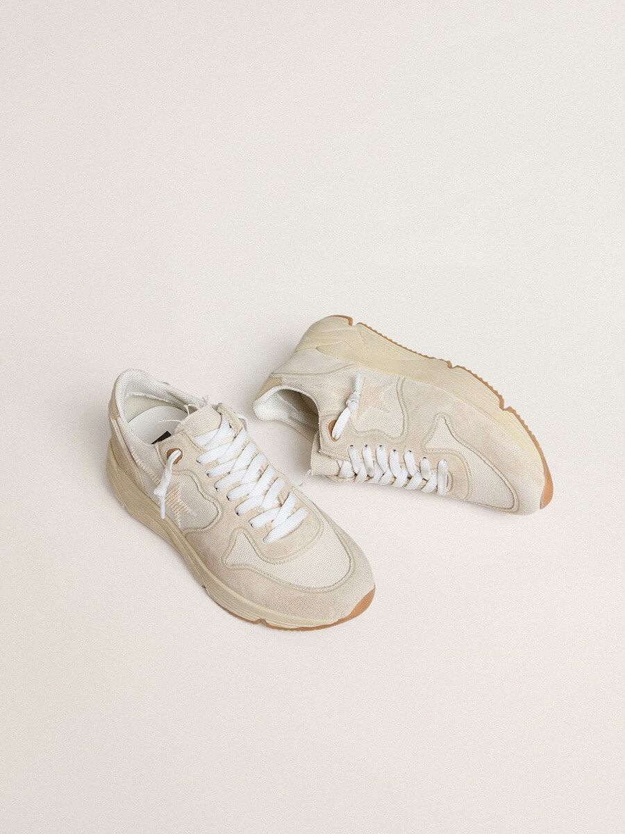 laufschuh für damen aus canvas mit beigefarbenem stern und fersenlasche aus platinfarbenem metallic-leder.