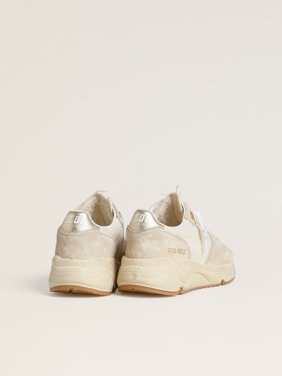 laufschuh für damen aus canvas mit beigefarbenem stern und fersenlasche aus platinfarbenem metallic-leder.
