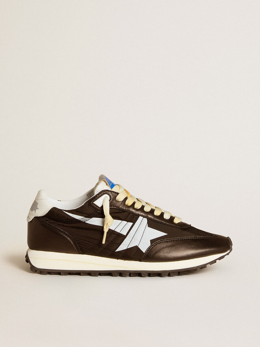 damen-marathonschuh mit schwarzem nylon-obermaterial und weißem stern