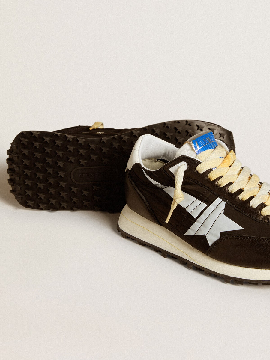 damen-marathonschuh mit schwarzem nylon-obermaterial und weißem stern