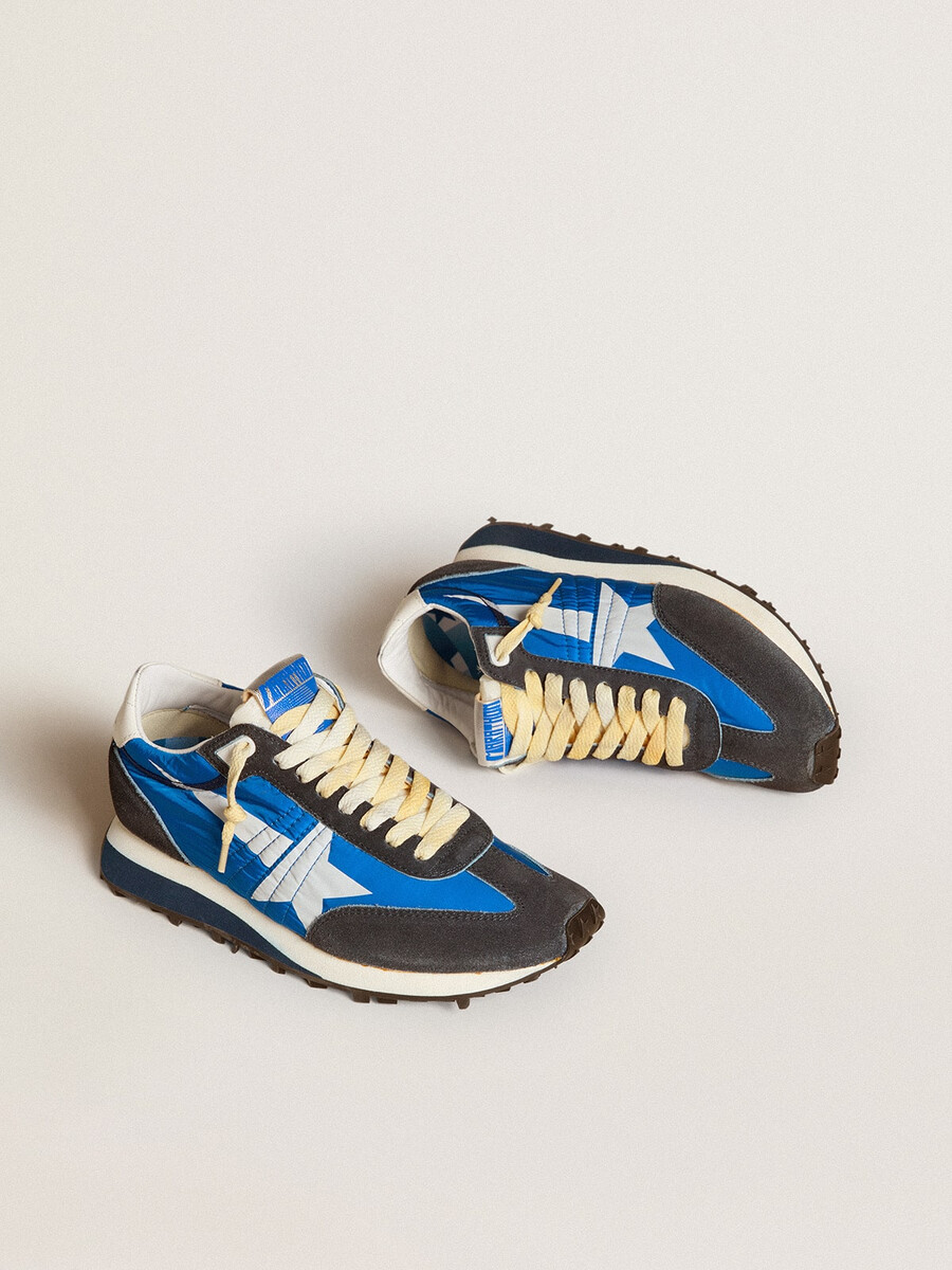 damen-marathonschuh mit blauem nylon-obermaterial und weißem stern