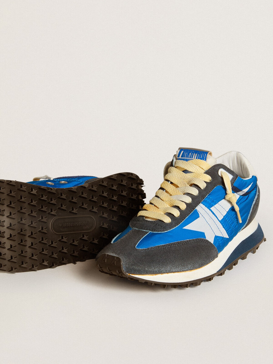 damen-marathonschuh mit blauem nylon-obermaterial und weißem stern