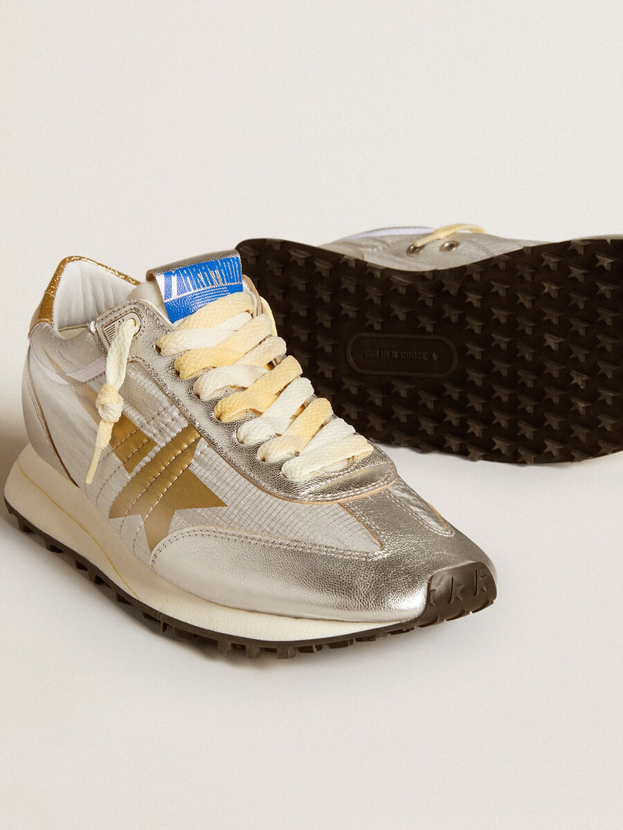 damen-marathonschuh mit silbernem ripstop-nylon-obermaterial und goldenem stern
