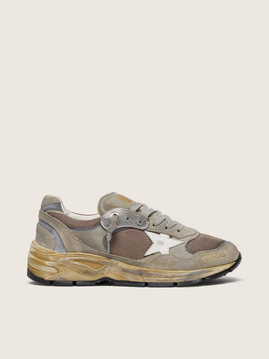 damen-sneaker „dad-star aus taubengrauem wildleder und silbernem mesh mit weißem lederstern und wildleder-fersenlasche.