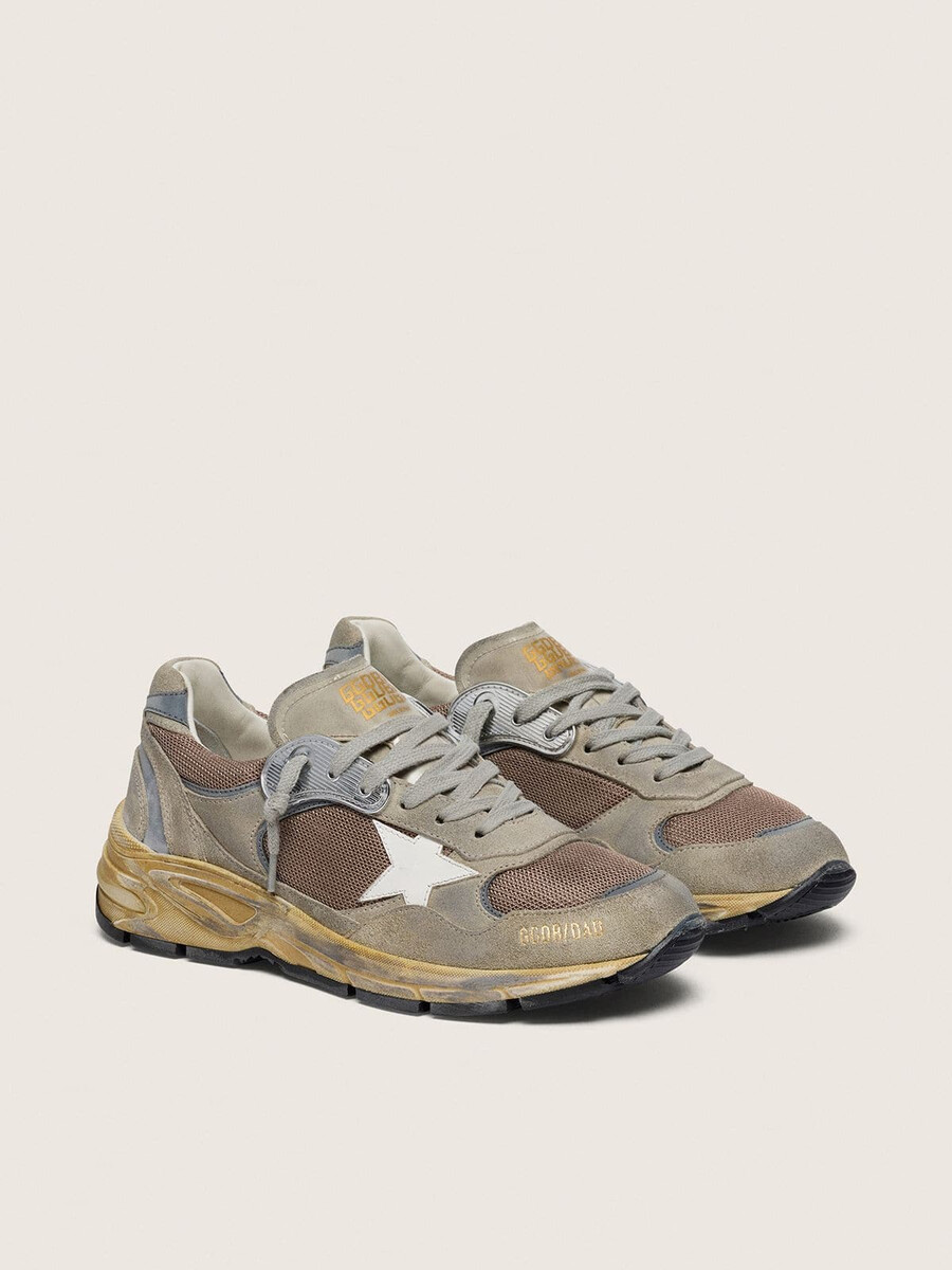damen-sneaker „dad-star aus taubengrauem wildleder und silbernem mesh mit weißem lederstern und wildleder-fersenlasche.