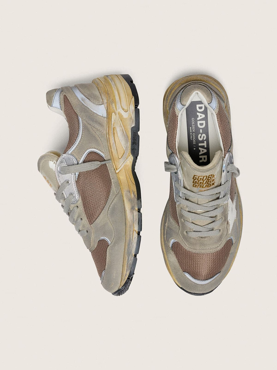 damen-sneaker „dad-star aus taubengrauem wildleder und silbernem mesh mit weißem lederstern und wildleder-fersenlasche.