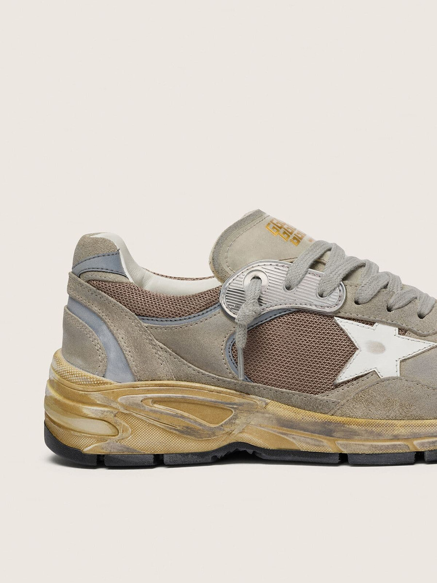 damen-sneaker „dad-star aus taubengrauem wildleder und silbernem mesh mit weißem lederstern und wildleder-fersenlasche.