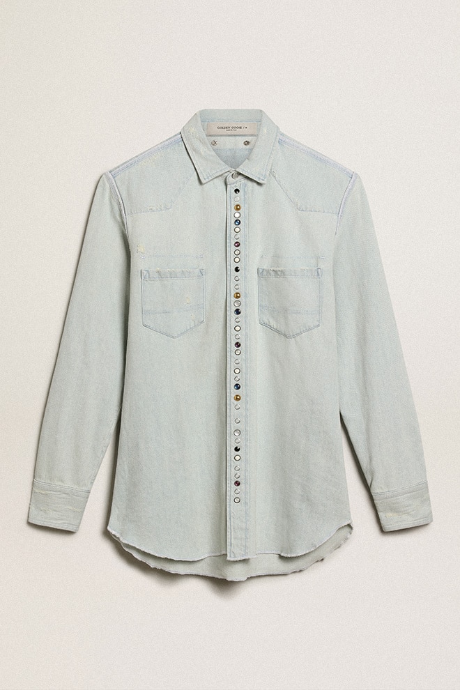 herrenhemd aus gebleichtem denim mit gehämmerten nieten