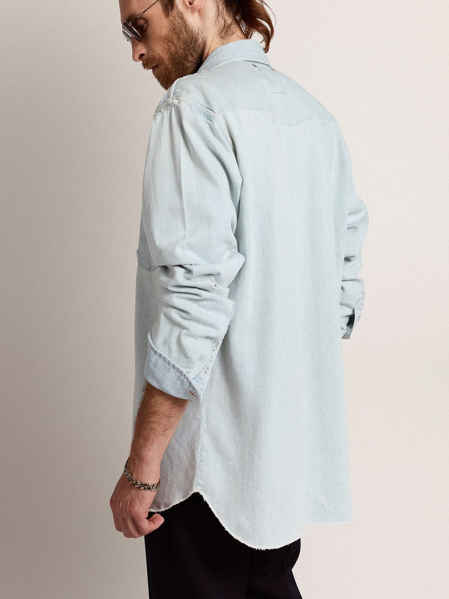 herrenhemd aus gebleichtem denim mit gehämmerten nieten