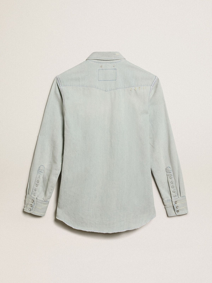 herrenhemd aus gebleichtem denim mit gehämmerten nieten
