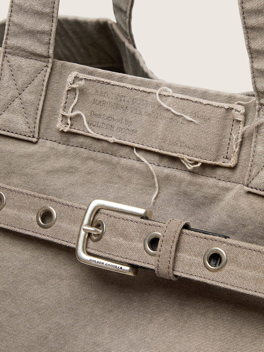 anthrazitfarbene tragetasche aus canvas mit stickereien und details in antiksilber.