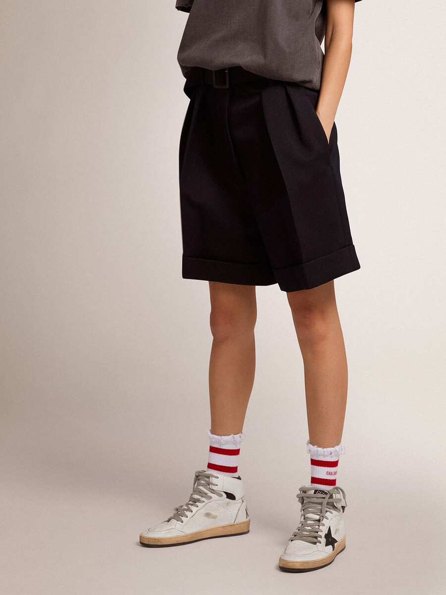 damenshorts aus schwarzem wollgabardine mit taillengürtel