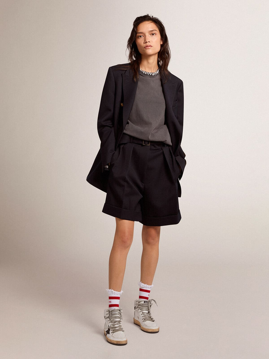 damenshorts aus schwarzem wollgabardine mit taillengürtel