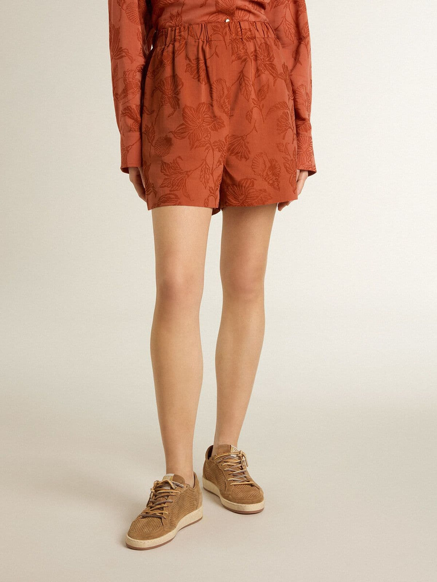damenshorts aus ziegelrotem jacquard mit maritimem blumenmuster