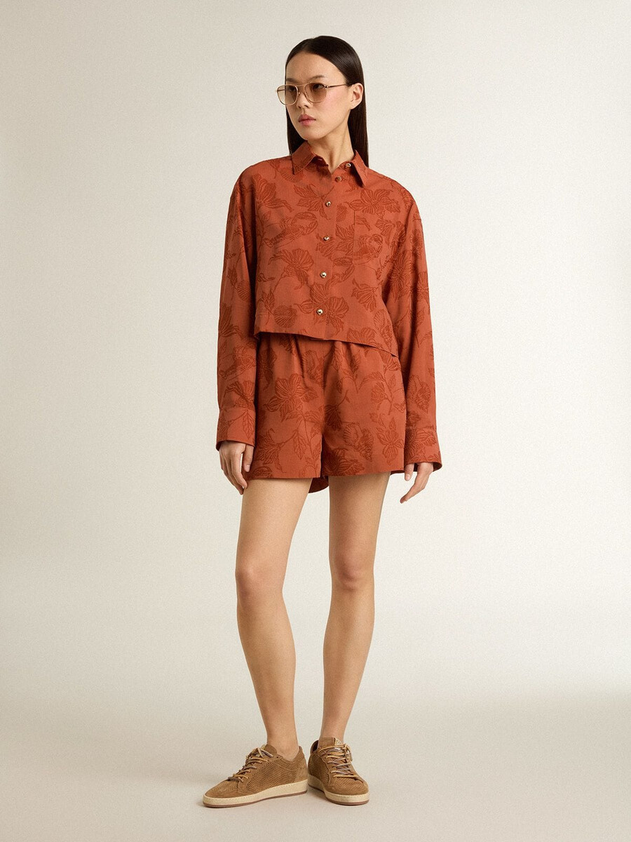 damenshorts aus ziegelrotem jacquard mit maritimem blumenmuster
