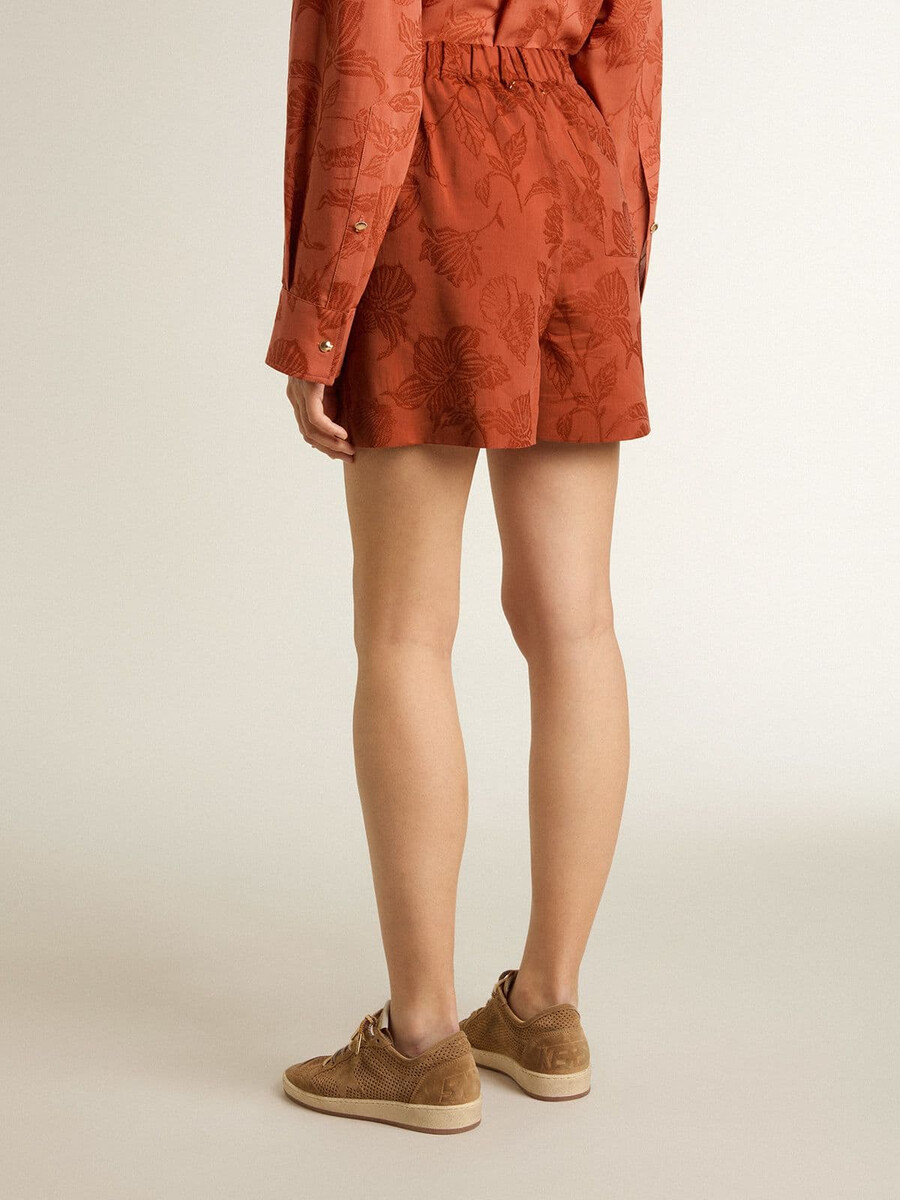 damenshorts aus ziegelrotem jacquard mit maritimem blumenmuster