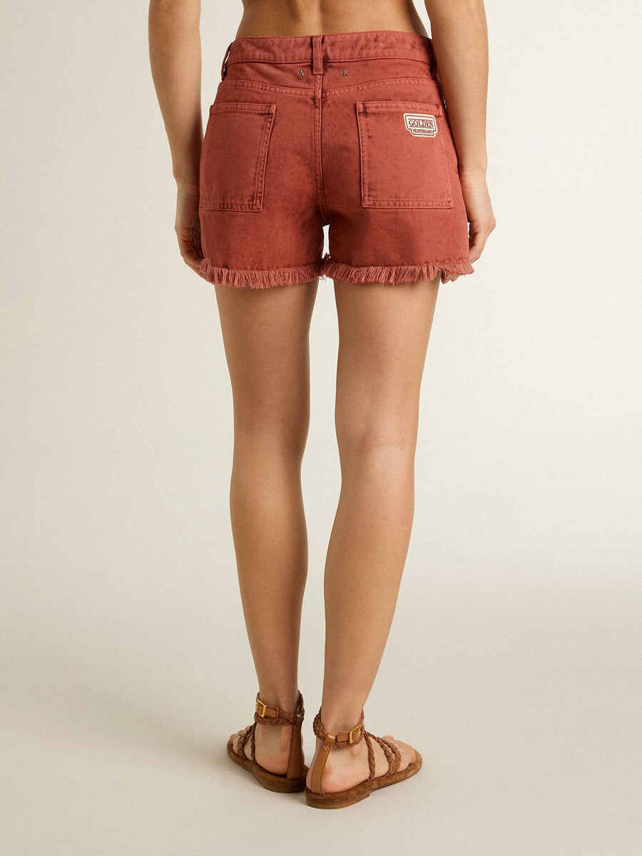 damenshorts aus ziegelrotem denim mit goldener mediterraneo-stickerei