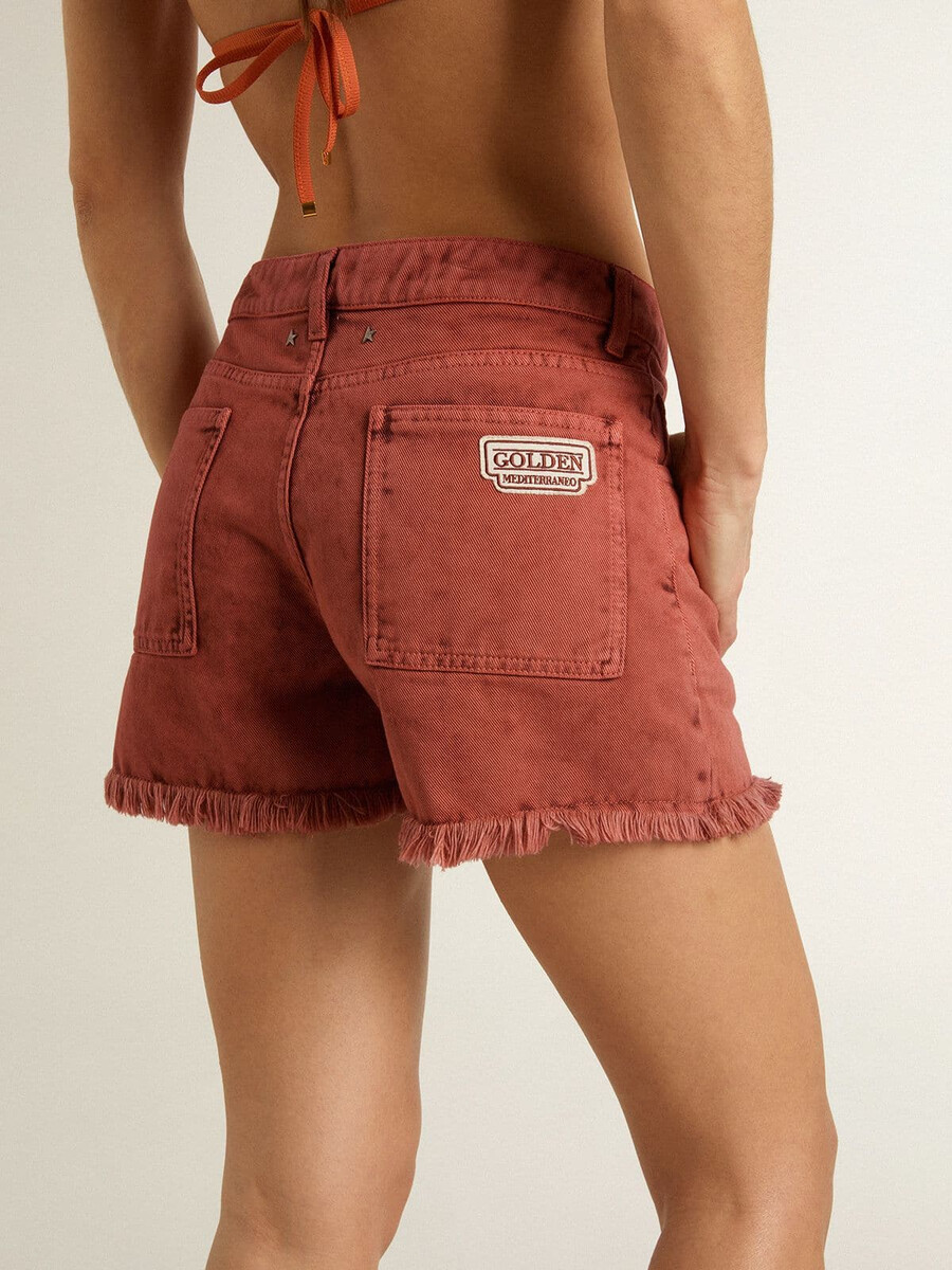 damenshorts aus ziegelrotem denim mit goldener mediterraneo-stickerei