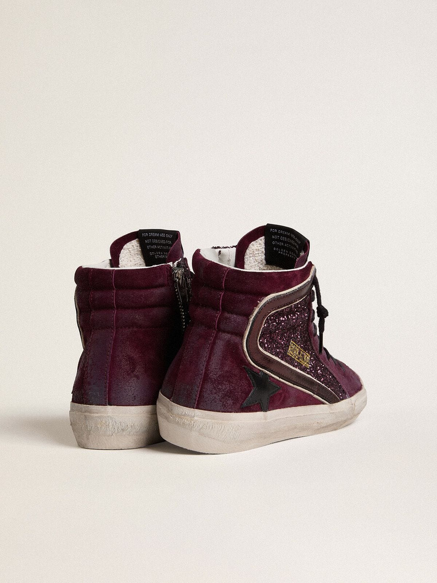 damen-sandalen aus schwarzem kirschglitzer und wildleder mit lederstern und metallischem lederblitz
