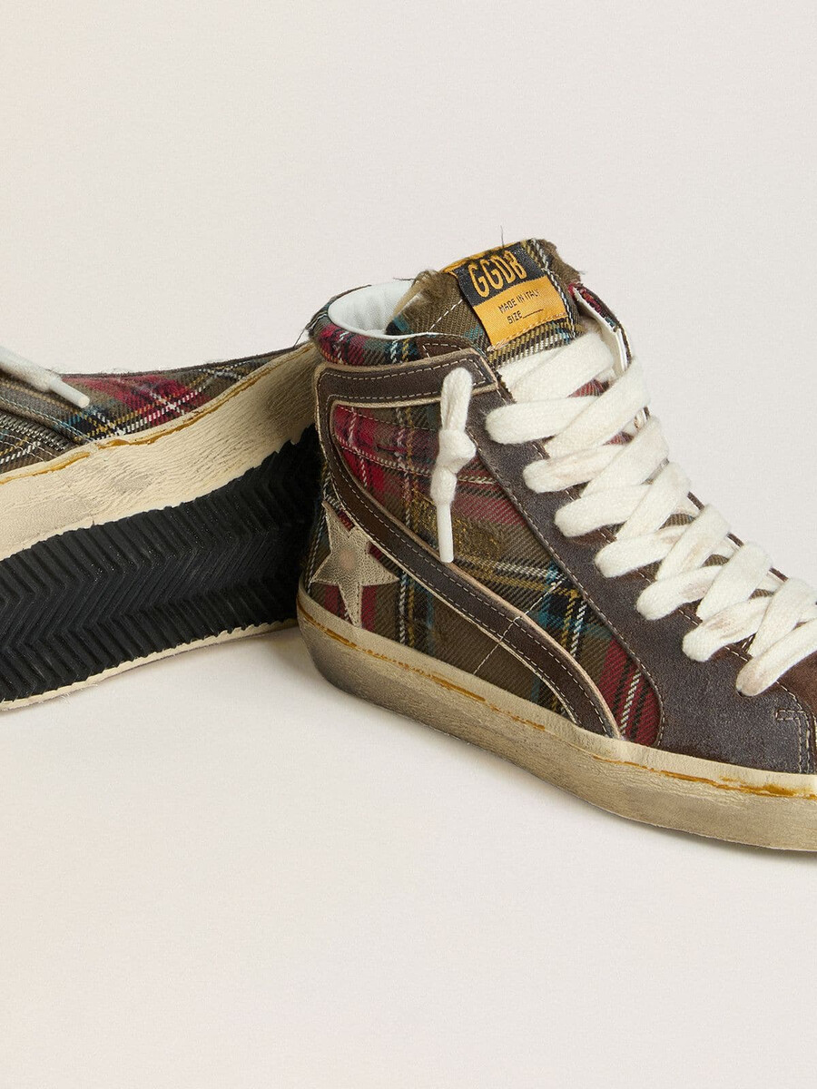 damen-sandalen in rotem tartan mit silbernem nappa-lederstern und schwarzem wildleder-akzent