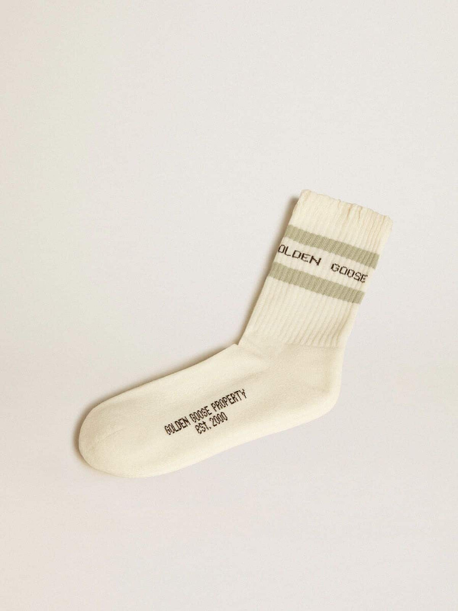 abgetragene weiße socken mit used-look-details und salbeigrünen streifen