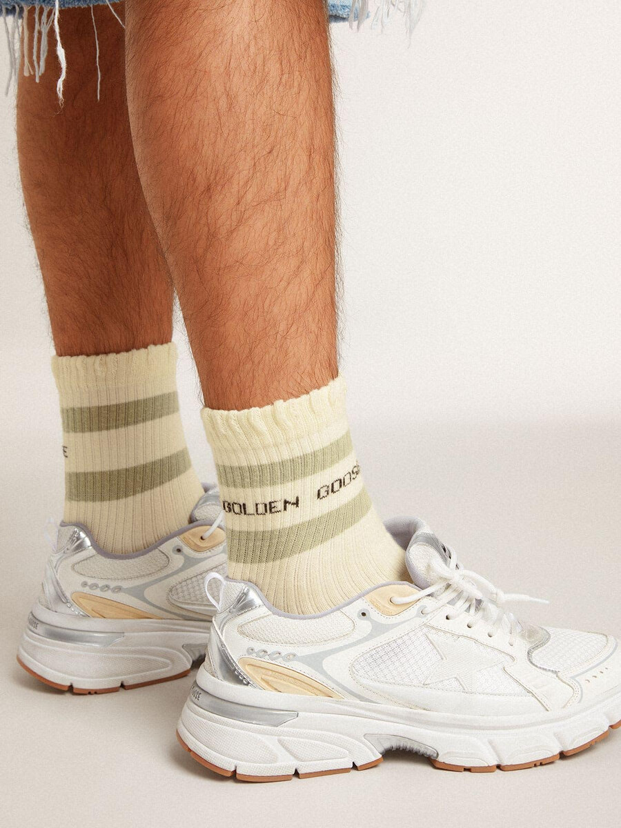 abgetragene weiße socken mit used-look-details und salbeigrünen streifen