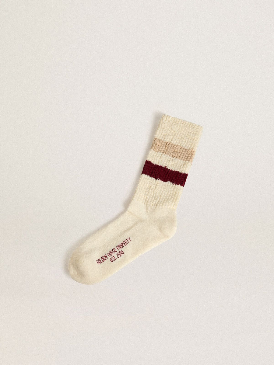 abgetragene weiße socken mit used-look-details und beigen und bordeauxroten streifen