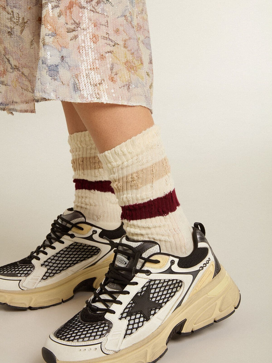 abgetragene weiße socken mit used-look-details und beigen und bordeauxroten streifen