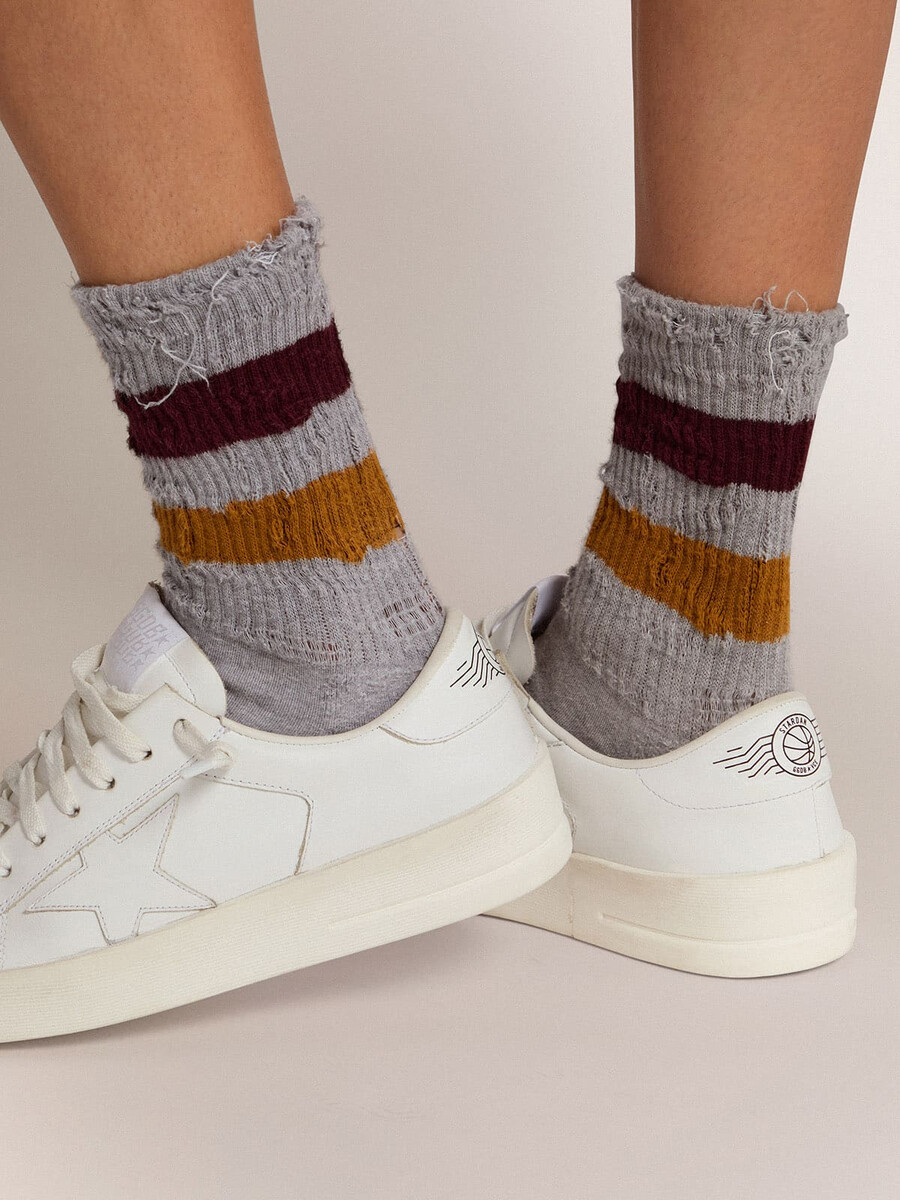 melange-graue socken mit used-look-details und zweifarbigen streifen