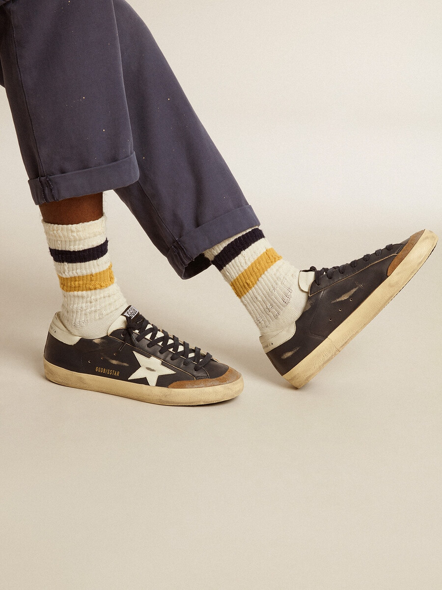 vintage-weiße socken mit used-look-details und zweifarbigen streifen