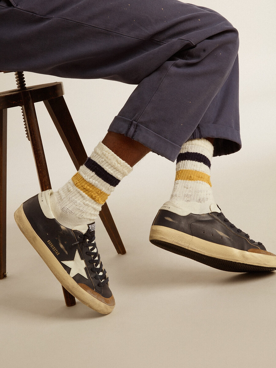 vintage-weiße socken mit used-look-details und zweifarbigen streifen