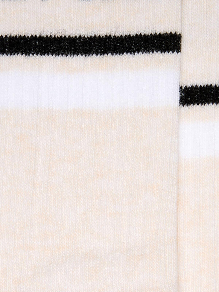 rosafarbene socken mit used-look-details und schwarz-weißen streifen