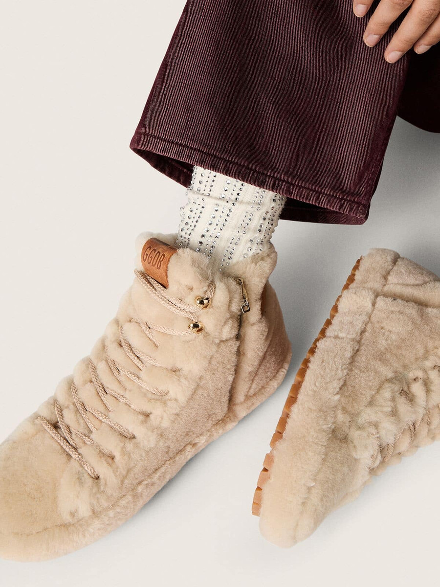 cremefarbene socken mit used-look-details und strasssteinen