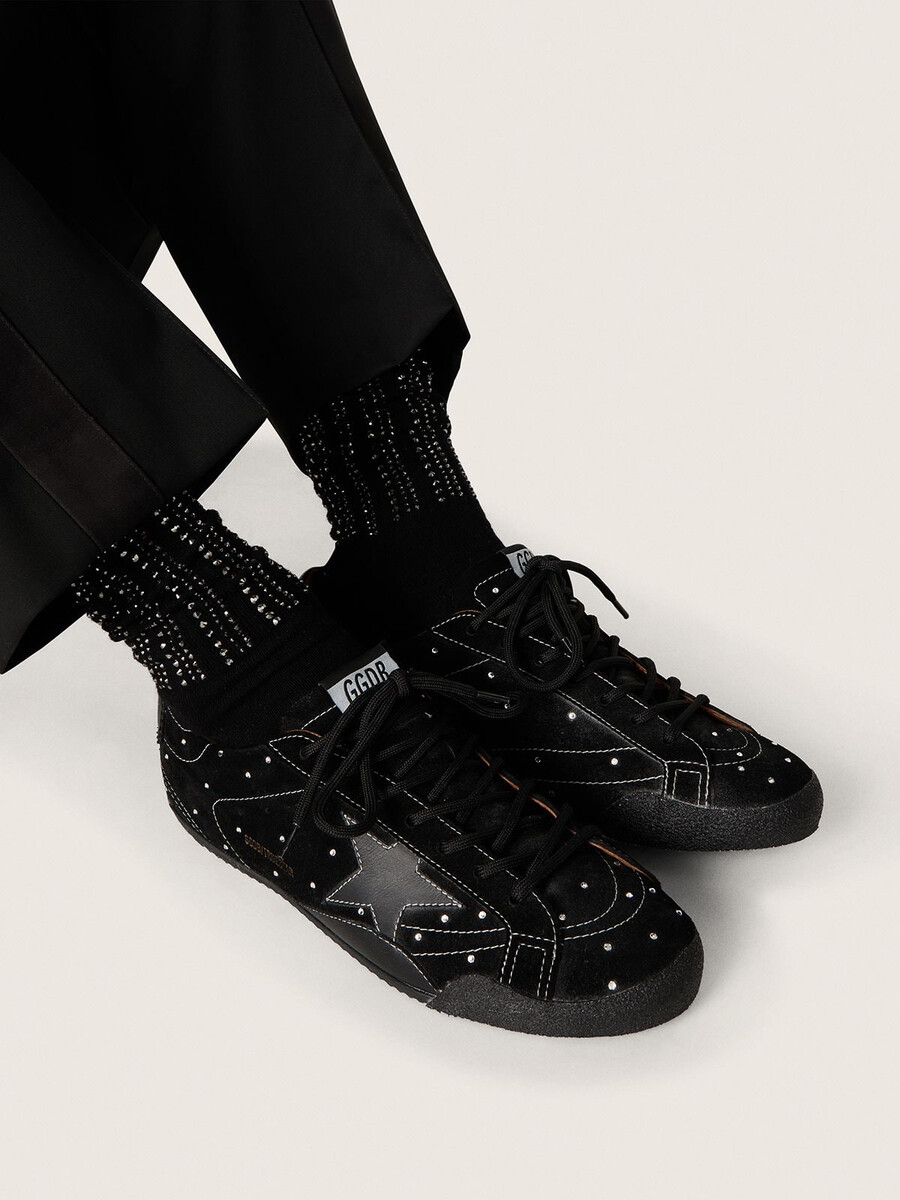 schwarze socken mit used-look-details und strasssteinen