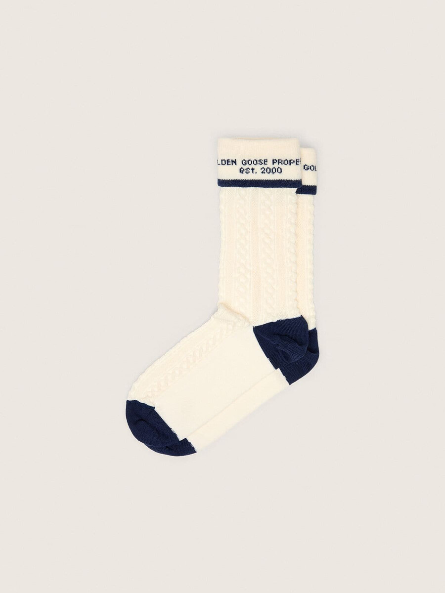 socken in verwaschenem weiß mit umschlag und dunkelblauen details