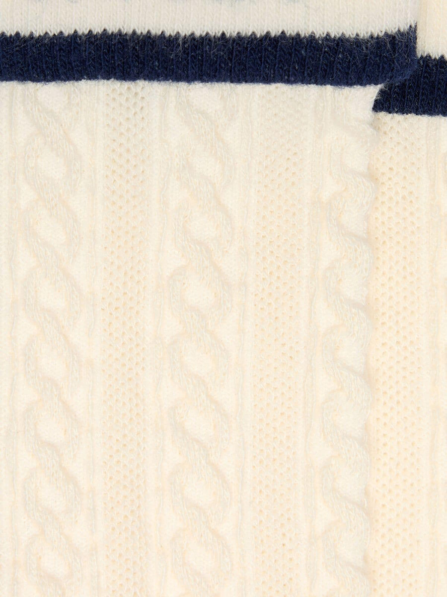 socken in verwaschenem weiß mit umschlag und dunkelblauen details