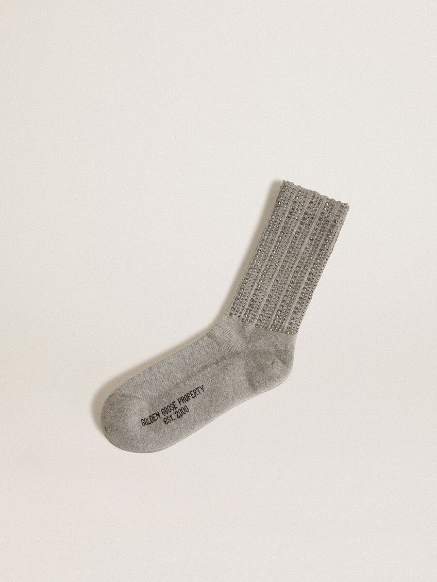 graue socken mit kristallen am bein
