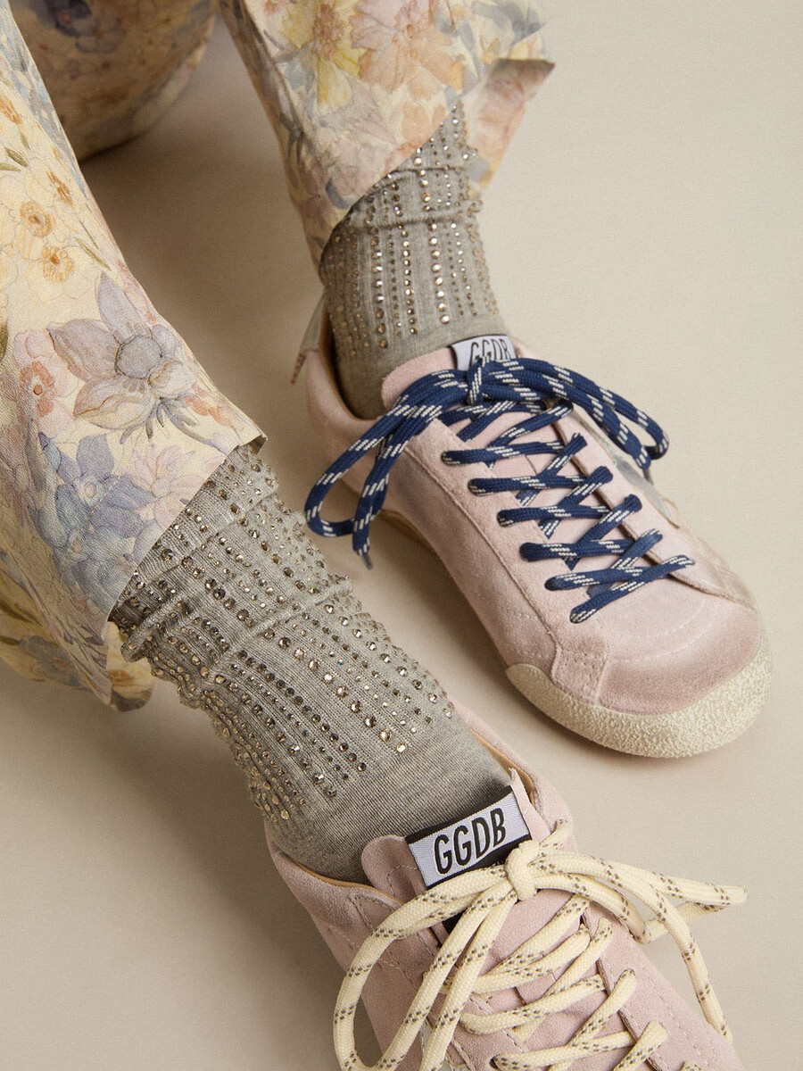 graue socken mit kristallen am bein