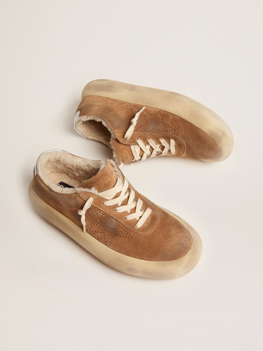 space-star damenschuhe aus tabakfarbenem wildleder mit lammfellfutter