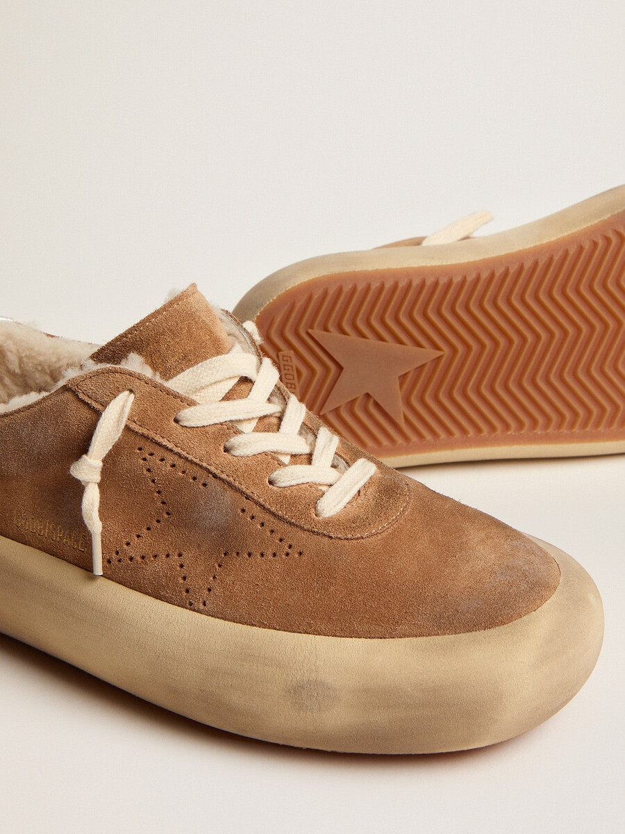 space-star damenschuhe aus tabakfarbenem wildleder mit lammfellfutter