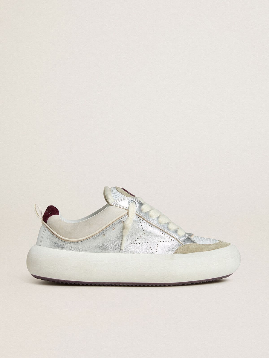 damen-sandalen „space-star cube aus eisgrauem und silbernem leder mit burgunderroter fersenlasche
