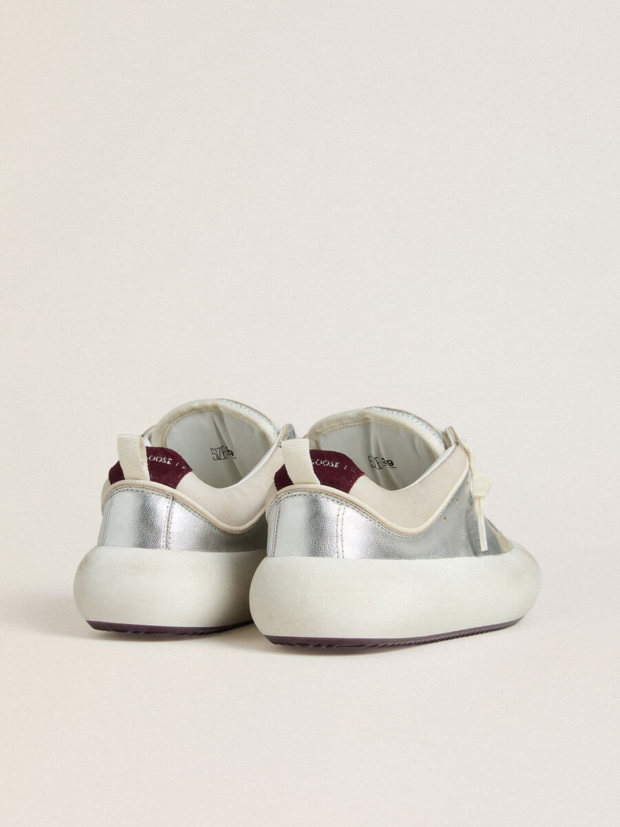 damen-sandalen „space-star cube aus eisgrauem und silbernem leder mit burgunderroter fersenlasche