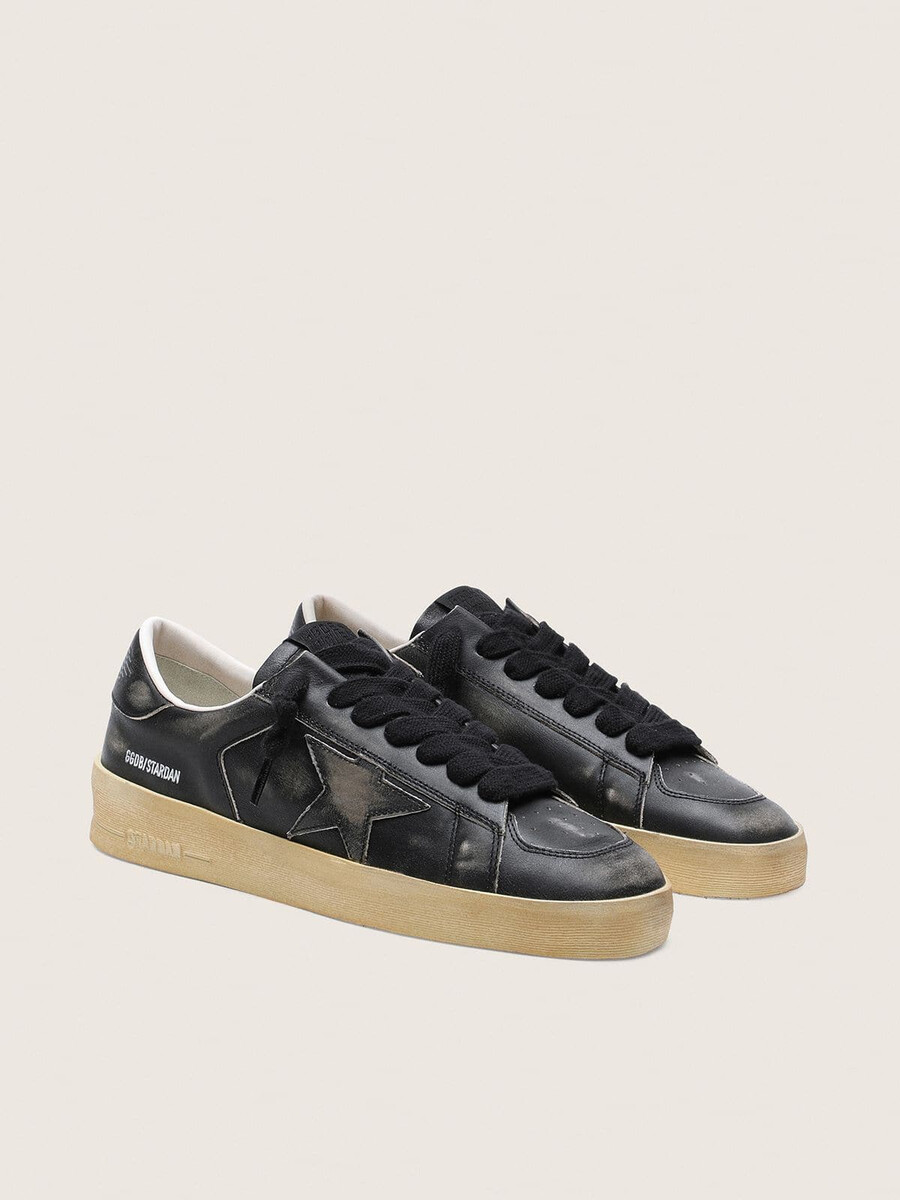 stardan herrenschuhe aus schwarzem leder mit schwarzem lederstern und fersenlasche