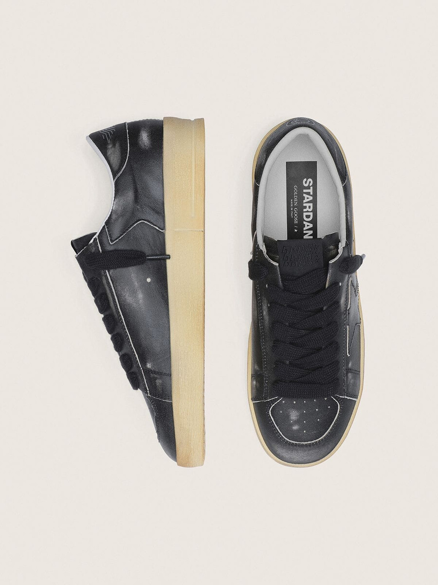 stardan herrenschuhe aus schwarzem leder mit schwarzem lederstern und fersenlasche
