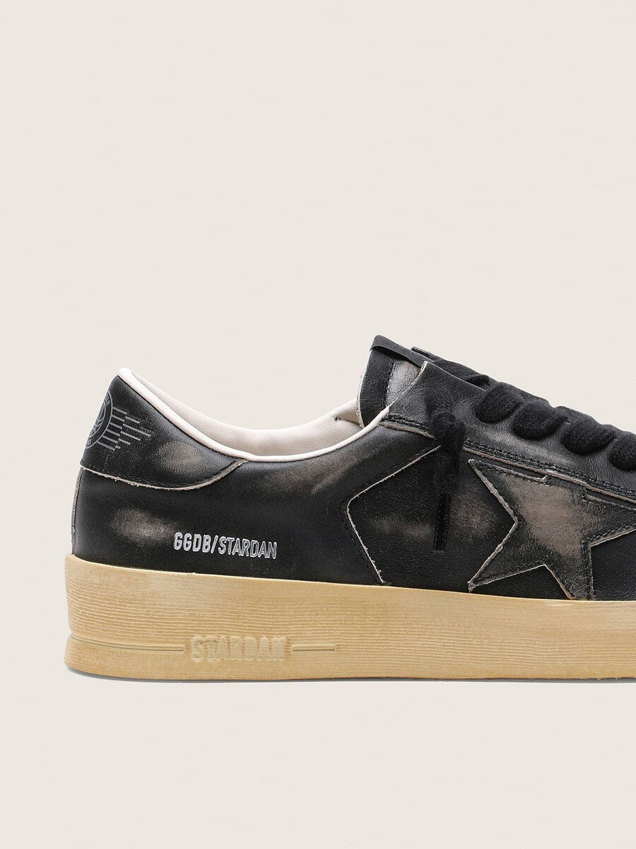 stardan herrenschuhe aus schwarzem leder mit schwarzem lederstern und fersenlasche