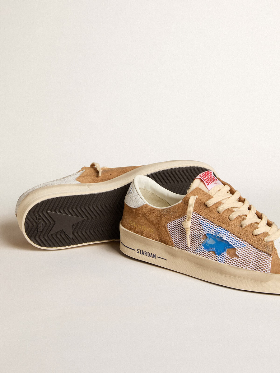 stardan ltd herrenschuh aus tabakfarbenem wildleder und mesh mit blauem stern und leder-fersenlasche