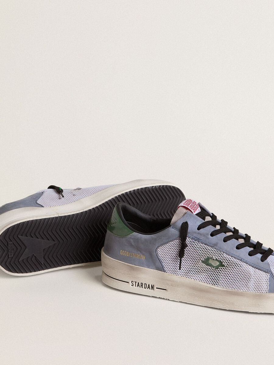 stardan herrenschuh aus hellblauem wildleder mit grünem lederstern und fersenlasche.
