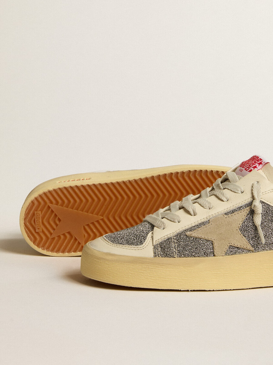 stardan damenschuh aus wildleder mit sandstern und silbernen swarovski-kristalleinsätzen